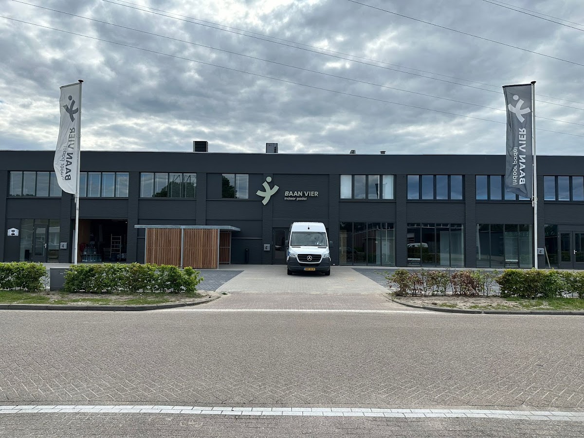 Baan Vier indoor padel club voorkant met zwarte gevel en witte busje