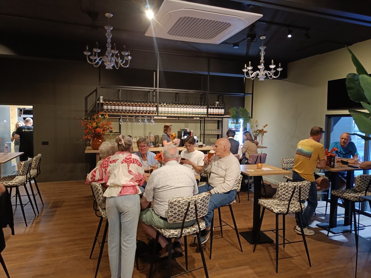 Padel club interieur met bar, gasten en moderne verlichting