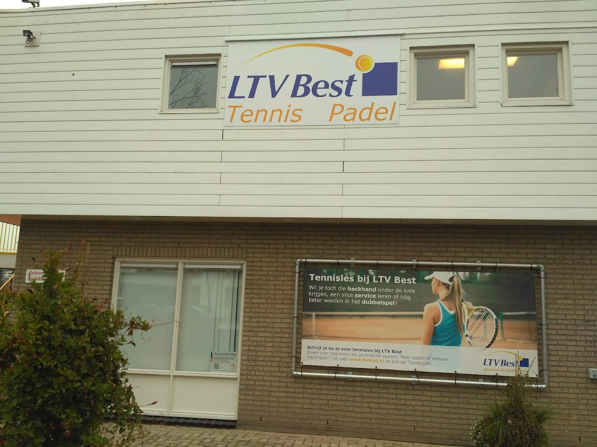 LTV Best Tennis Padel clubgebouw met signage en promotionele banner aan de gevel.