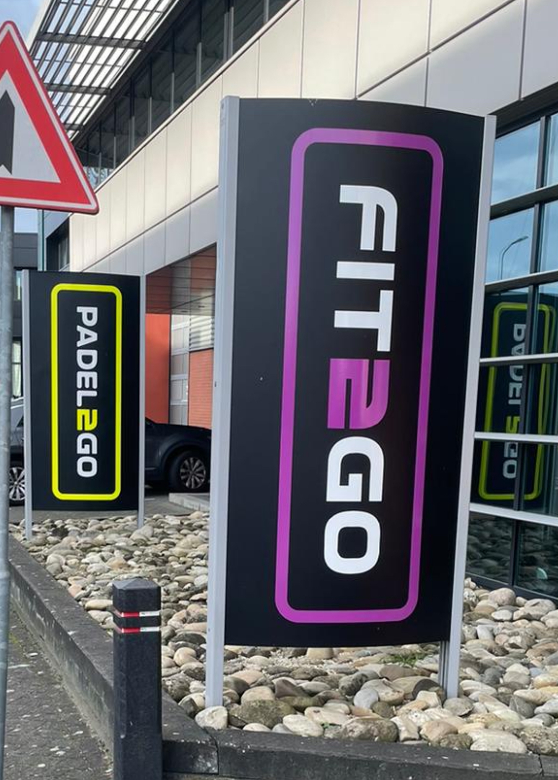 Padel Go padelclub ingangsbord met paarse neonverlichting en geel PADELago logo