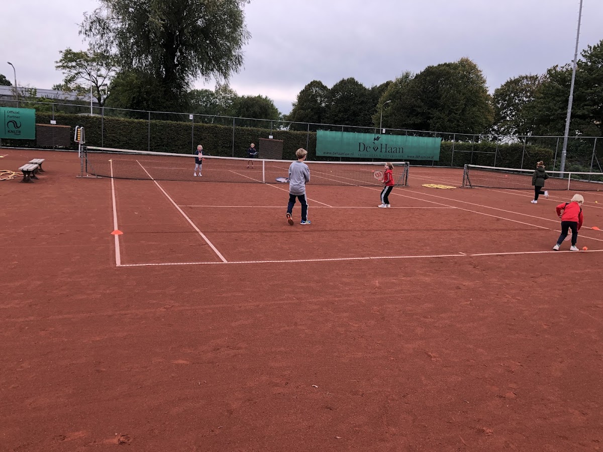Padelclub De Haan met outdoor courts, spelers in actie op rood zandveld