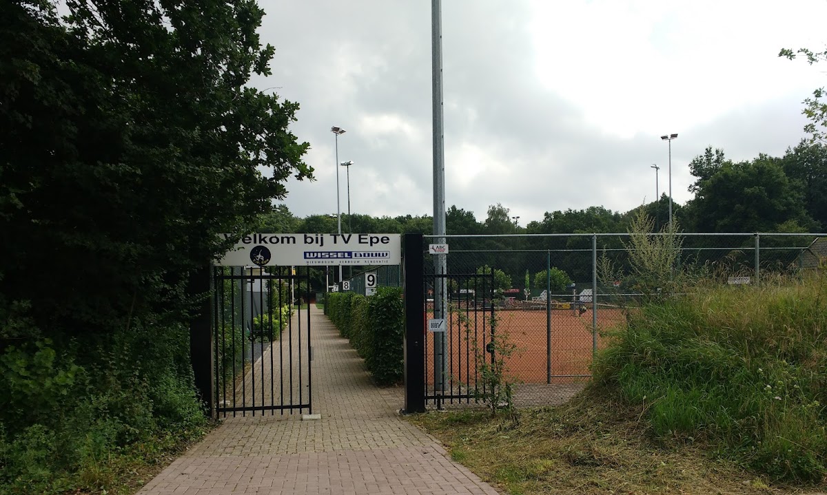 Ingang TV Epe padel club met rode gravel courts omheind door hekwerk