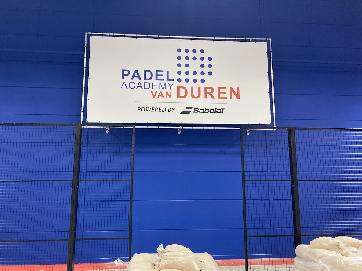 Padel Academy van Duren bord met blauwe padelbanen en gaas omheining zichtbaar
