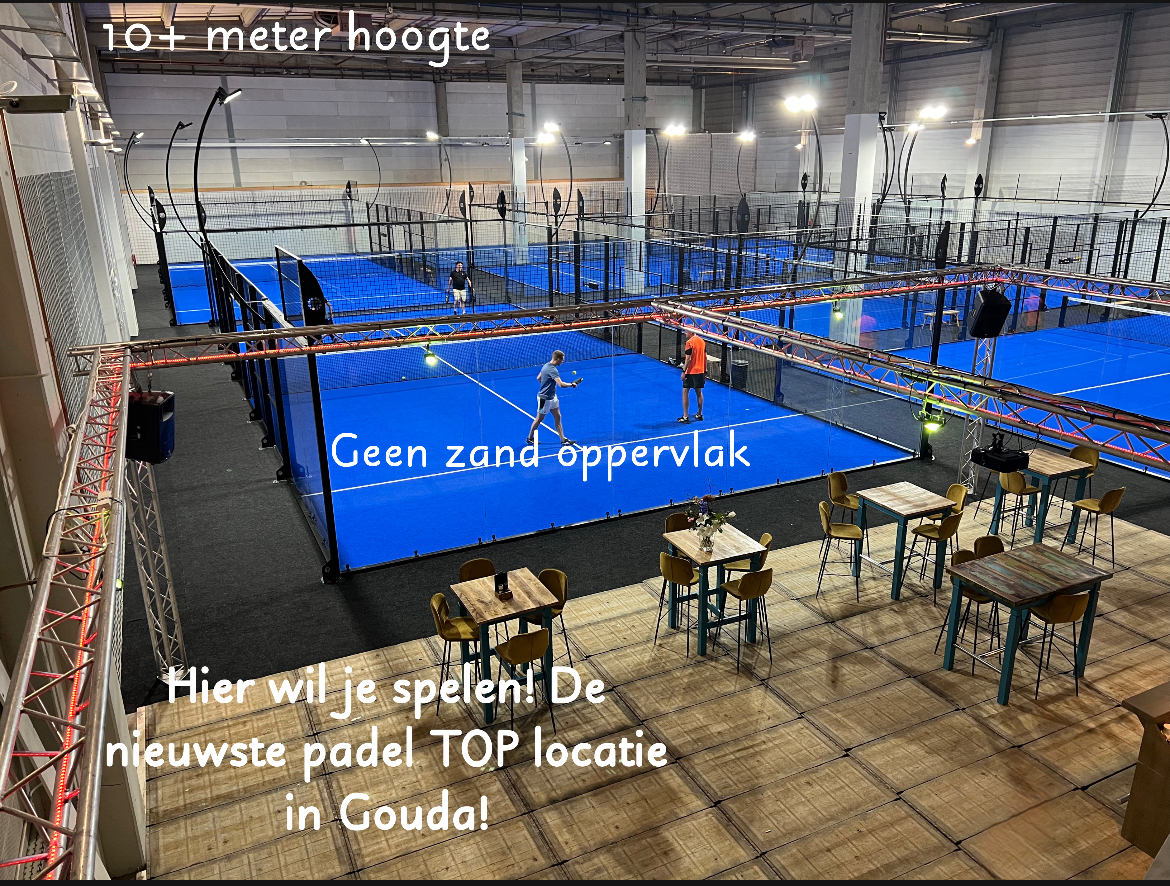 Indoors padelbaan met blauwe QuickPadel ondergrond, zithoek en hoogte van 10+ meter