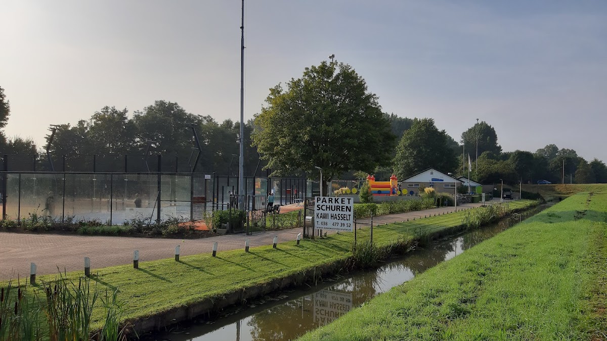 Outdoor padelclub met kunstgrasvelden, verlichting en slootkant in Nederlands landschap