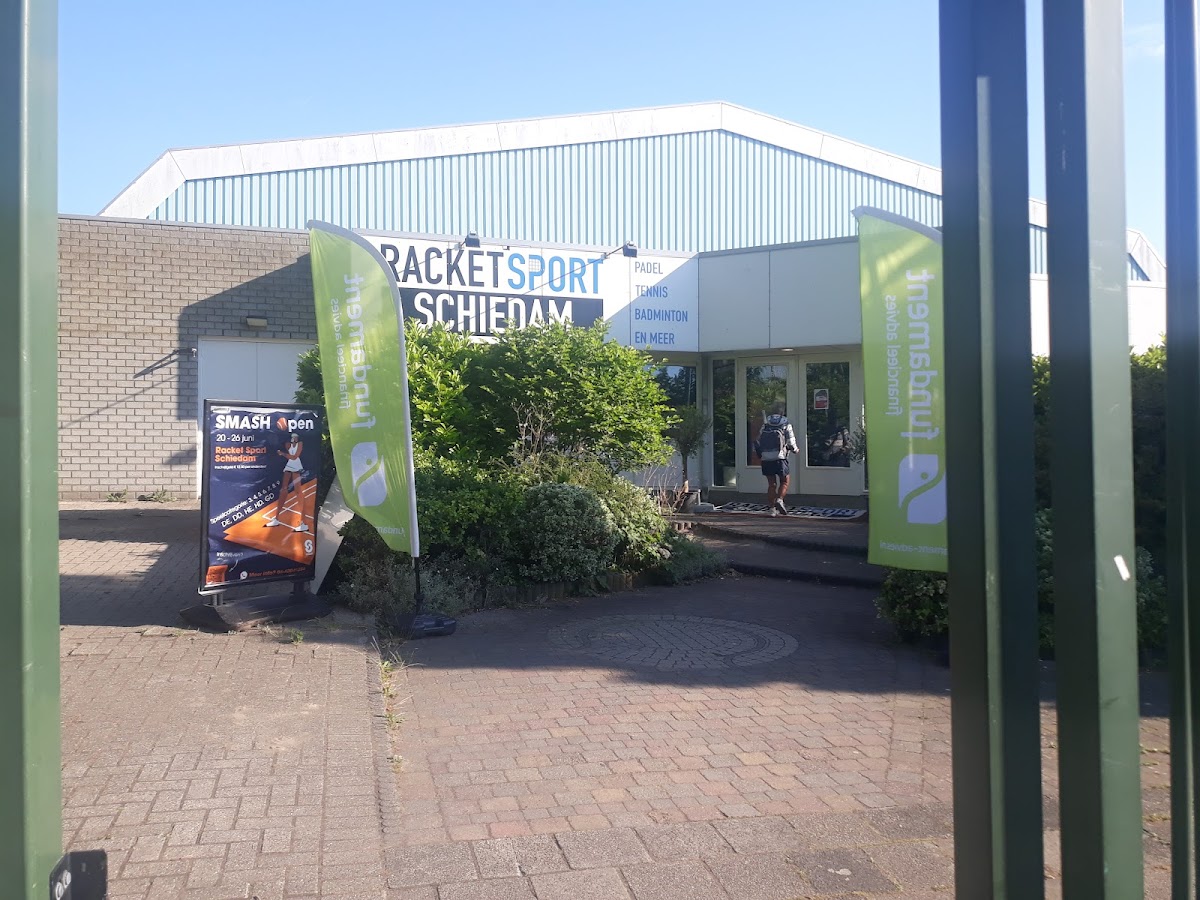 Ingang van Bracketsport Schiedam met groene vlaggen en bewegwijzering