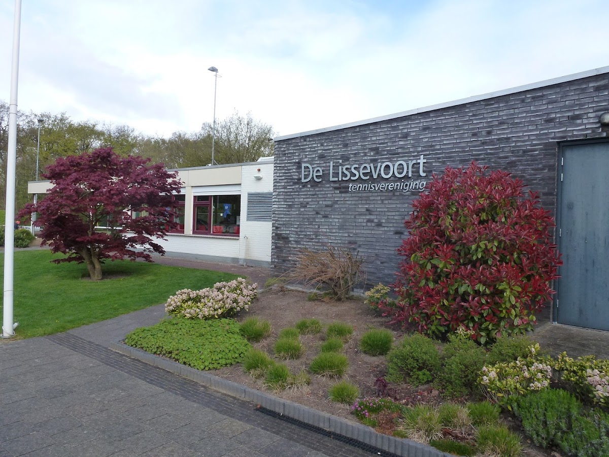De Lissevoort tennisvereniging clubgebouw met moderne architectuur en rode planten