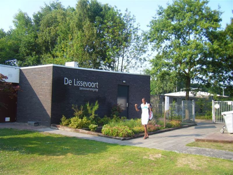 De Lissevoort gebouw met ingang en groen terrein, geen padelbaantjes zichtbaar
