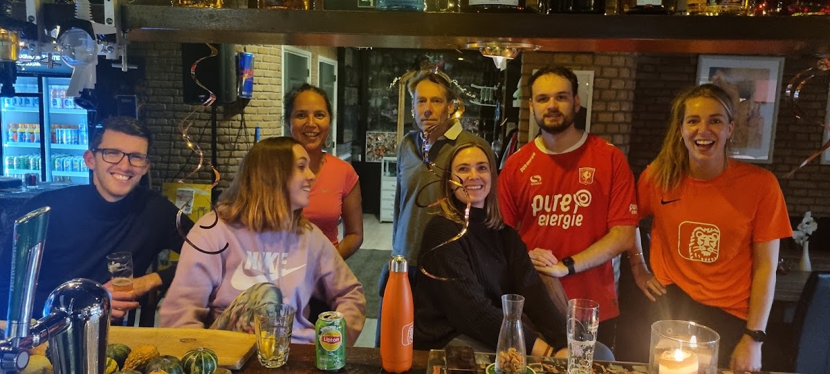 Groep mensen feest in padel clubbar met dranken en decoratie