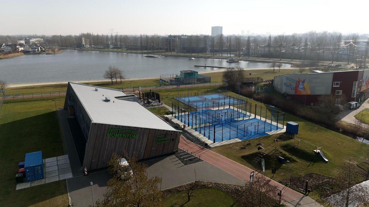 Sportcentrum Momentum met buitenpadelbanen en clubgebouw aan het water