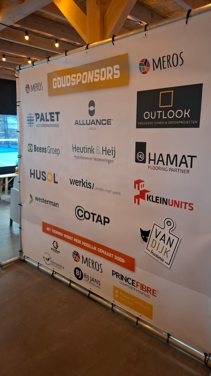 Sponsorwand van padelclub met logo's van bedrijven en organisaties