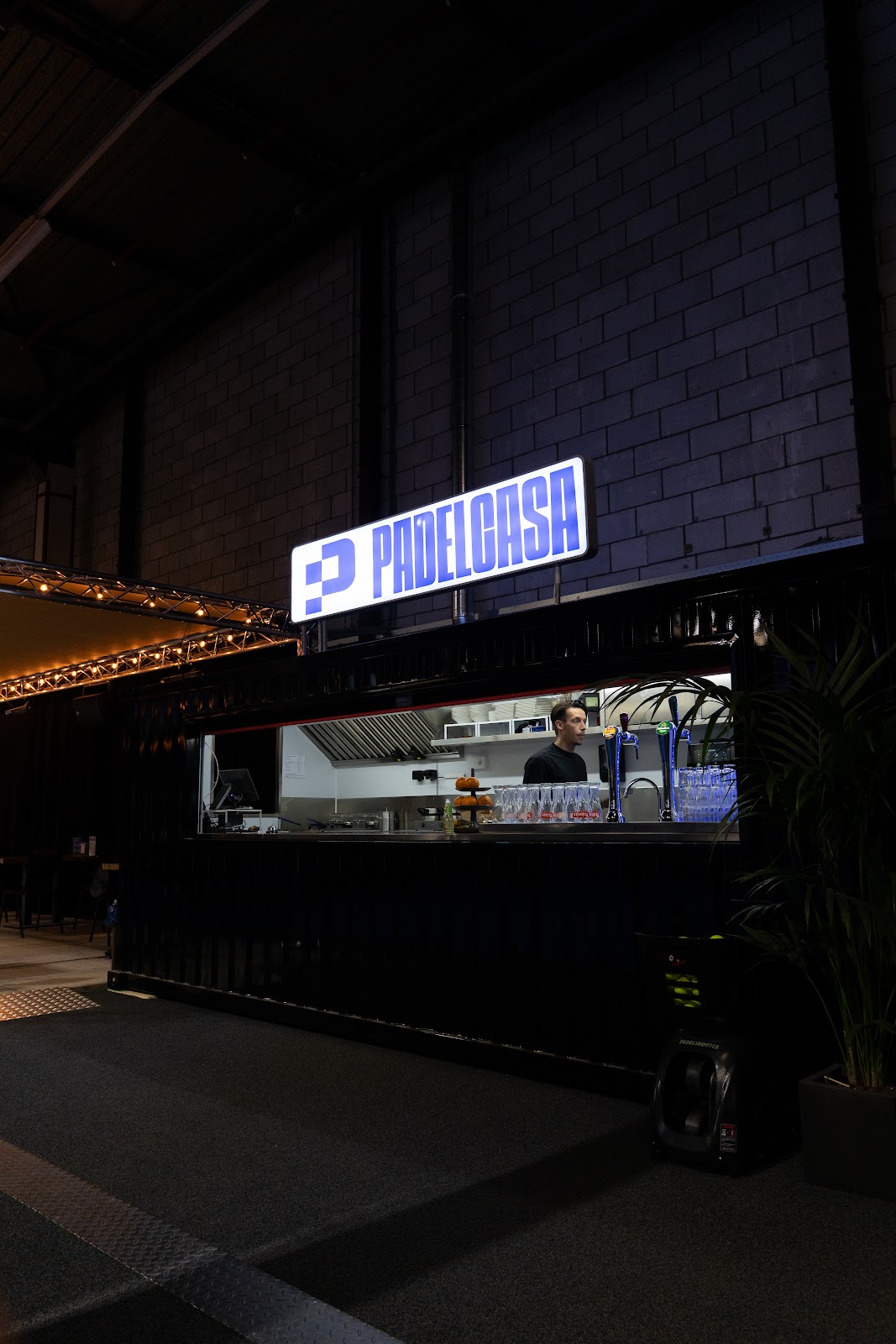 Padelclub Padeloosh bar en faciliteiten 's avonds verlicht