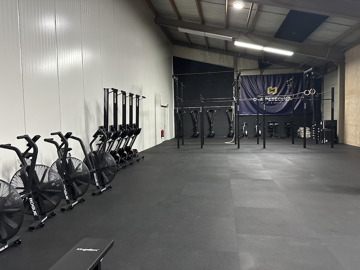 Moderne padelbaan met zwarte trainingsapparatuur, fitnesstoestellen en verlichting