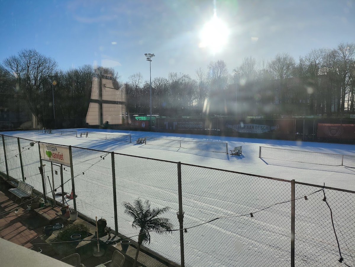 Outdoor padelbanen met blauwe QuickPadel velden en verlichting, omgeven door bomen