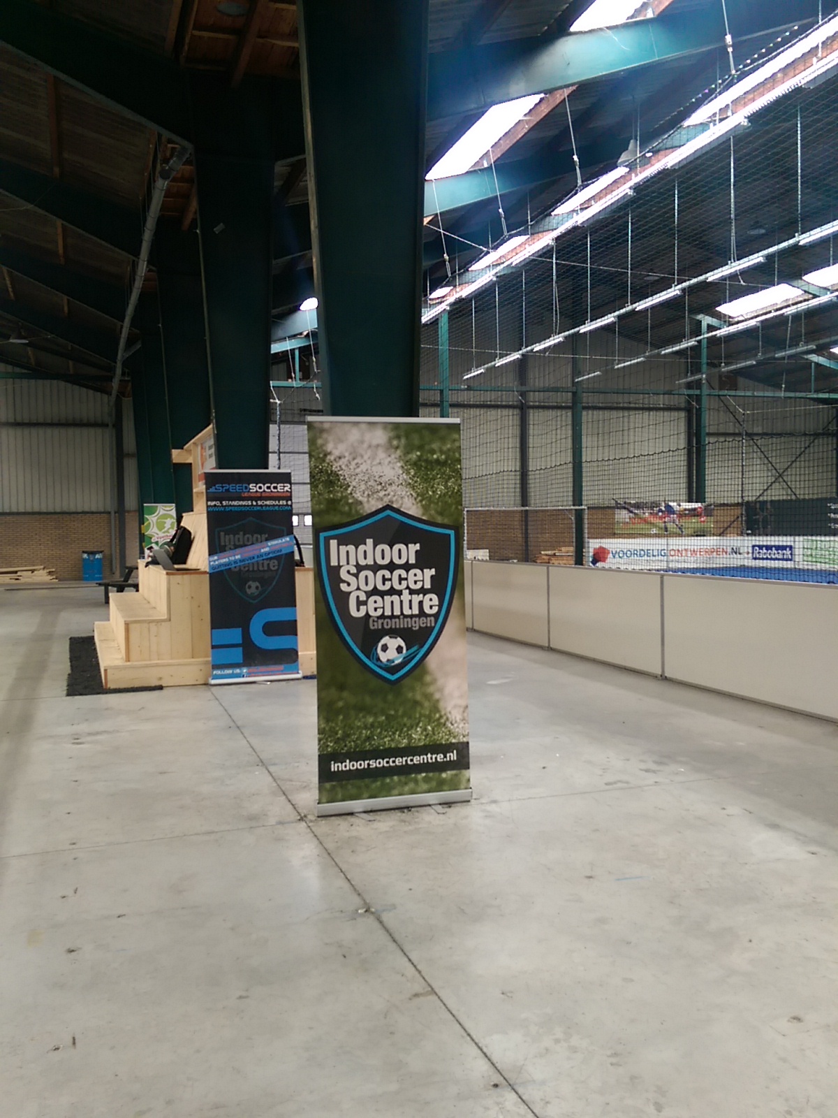 Indoor Soccer Centre Groningen entreehal met bewegwijzering en kunstlicht