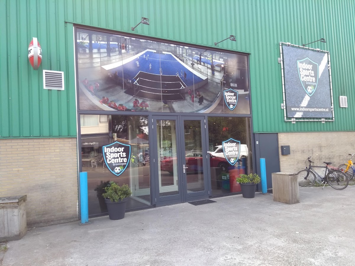 Indoor Sports Centre ingang met padelbaan zichtbaar op digitaal scherm
