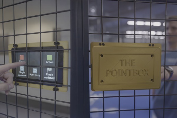 Twee signageplaatjes aan een padelclub hek, waaronder 'The Pointbox'