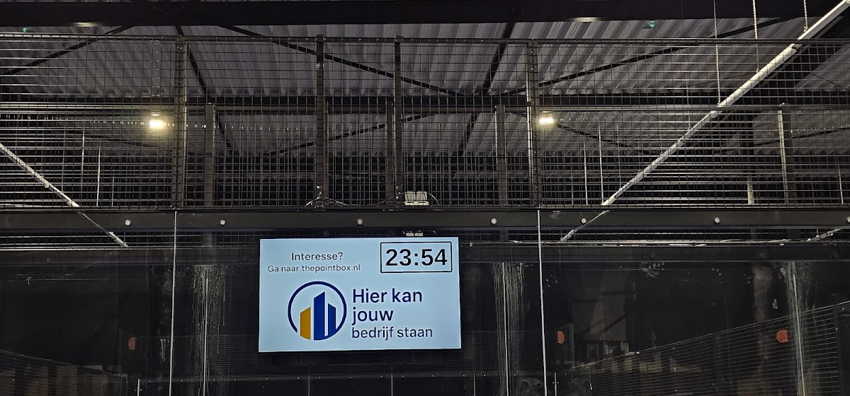 Binnenpadelclub met verlichting en digitaal scorebord met tijd 23:54