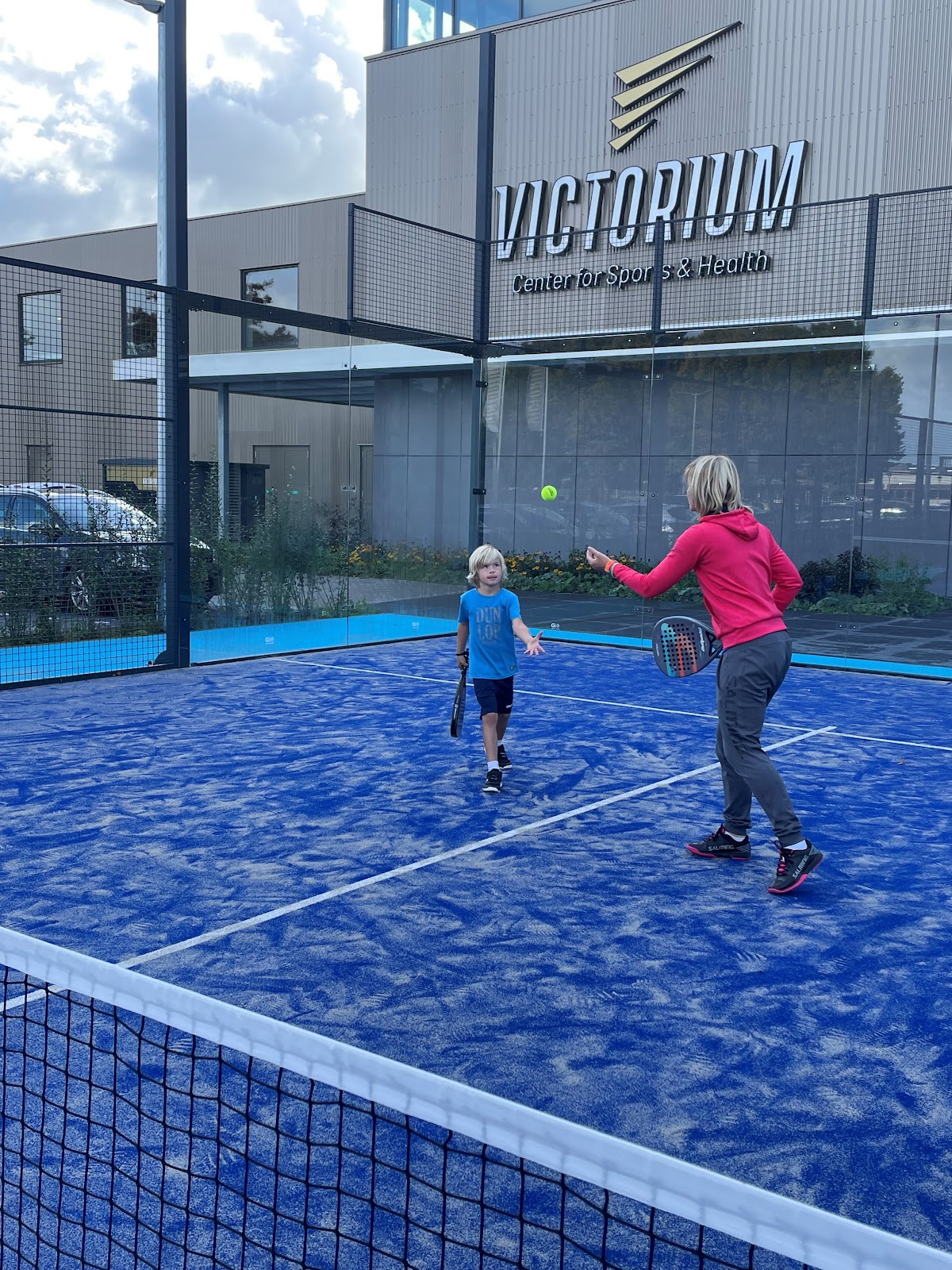Padelspelers trainen op blauwe baan bij Victorium Center for Sport & Health