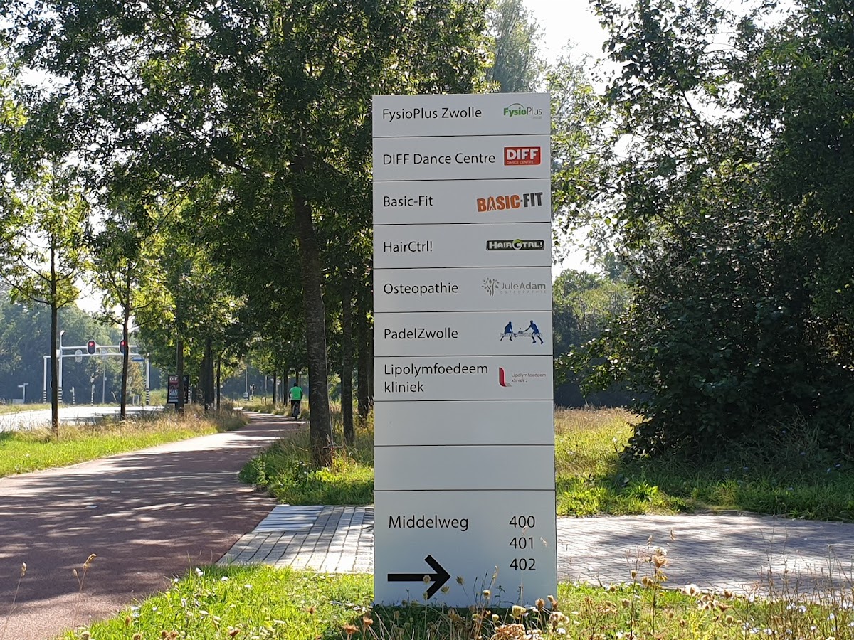 Adressenbordje van PadelZwolle en andere bedrijven langs een fietspad