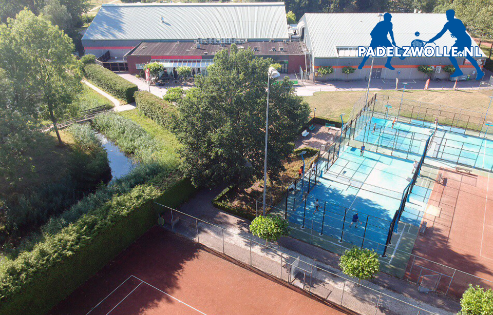 Luchtfoto padelclub met meerdere banen, clubhuis en groene omgeving