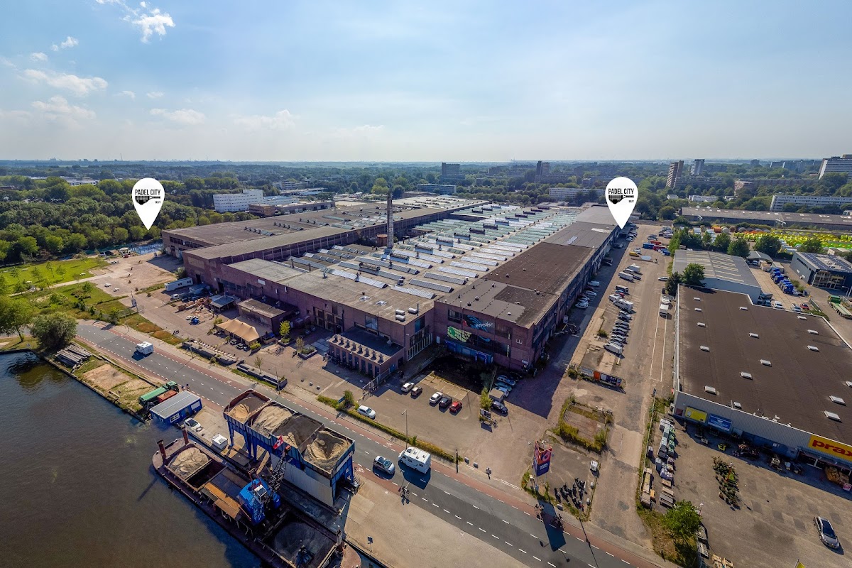 Luchtfoto van Padel City met overdekte en openlucht padelbaanenn aan het water