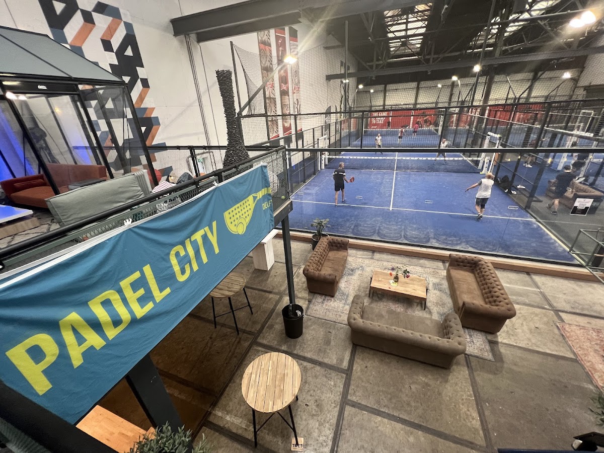 Padel City indoorclub met blauwe QuickPadel-banen, lounge en speelders