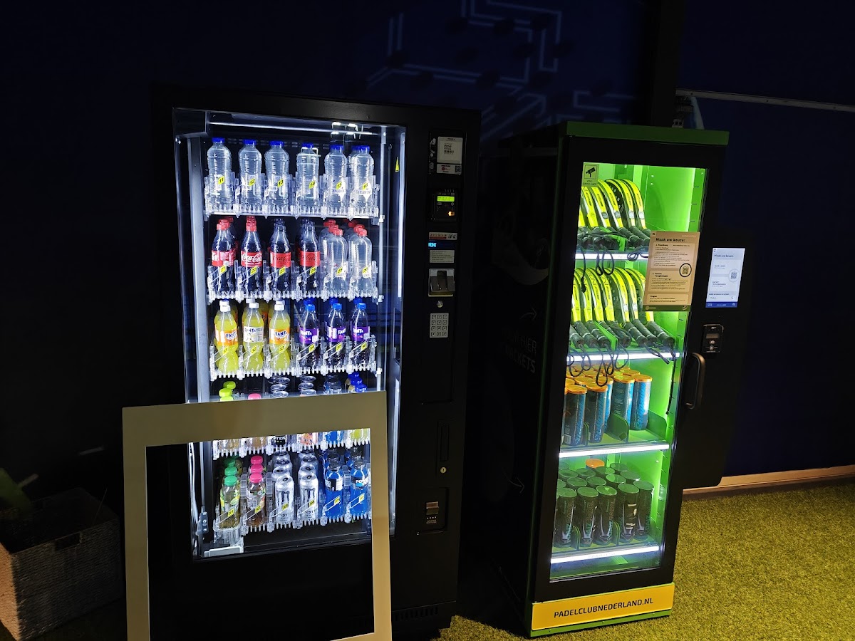 Automatenvending machines met dranken en bananen in padel club