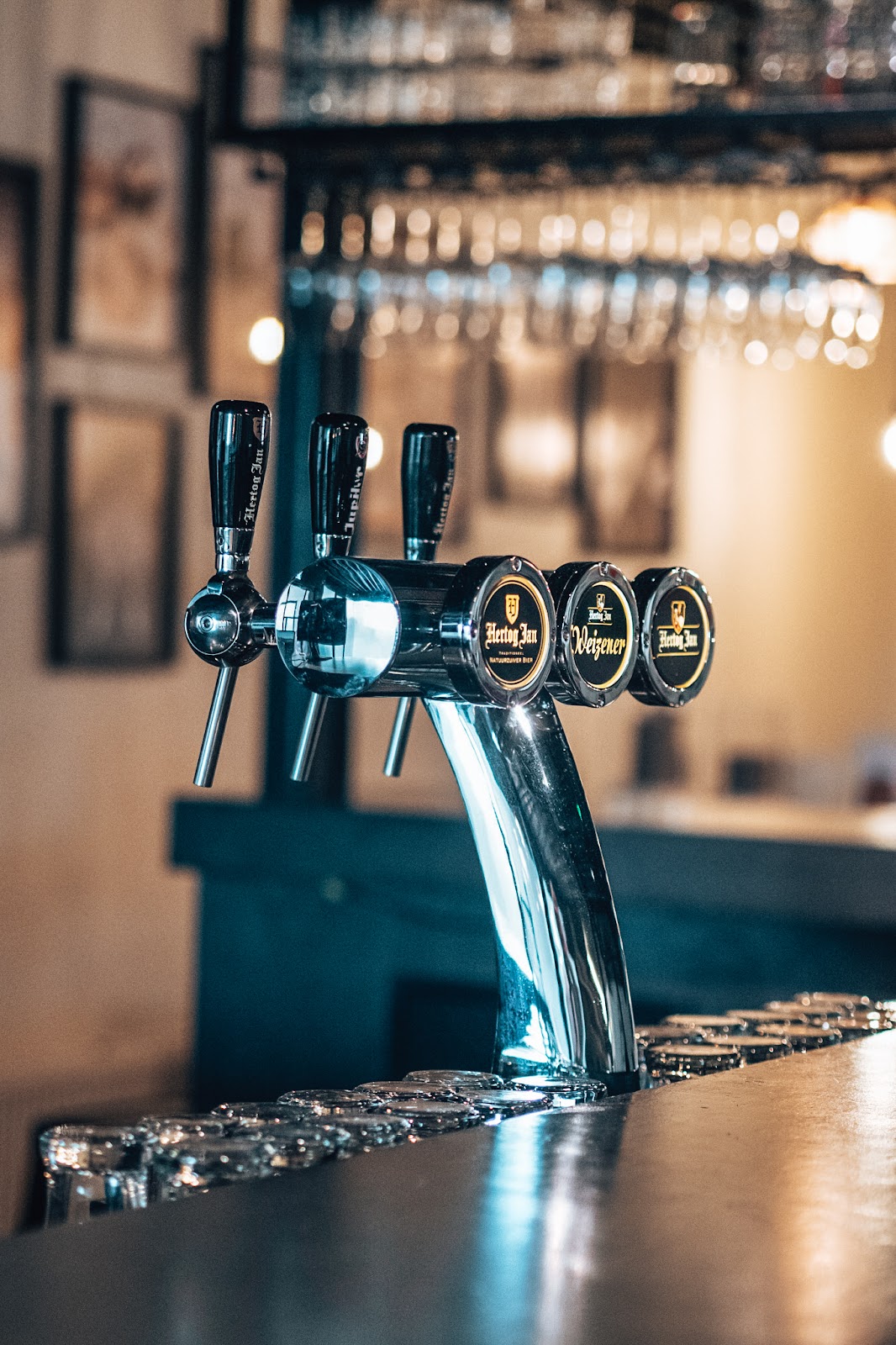 Biertap met drie kraantjes in moderne padelbaan-bar met onscherpe achtergrond